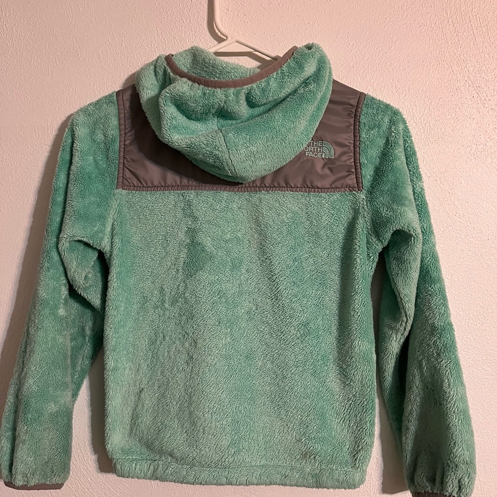 Color is a brighter mint color than shown in pic.